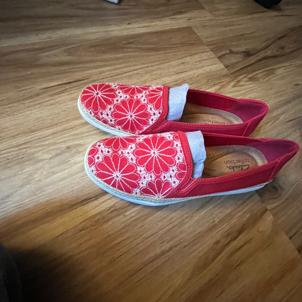 NIB Clark’s slip on sneakers